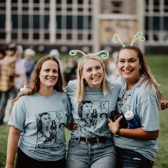 Étudiantes souriantes durant un événement festif
