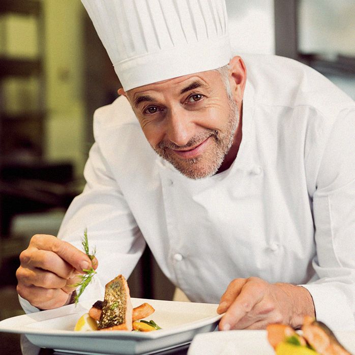 Chef préparant un plat